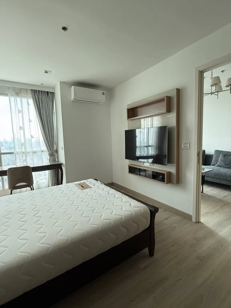 For rent: Rhythm Phahon-Ari. Spacious room with ample usable space, high-quality built-in marble wall cabinets, and stunning high-floor views.Book now