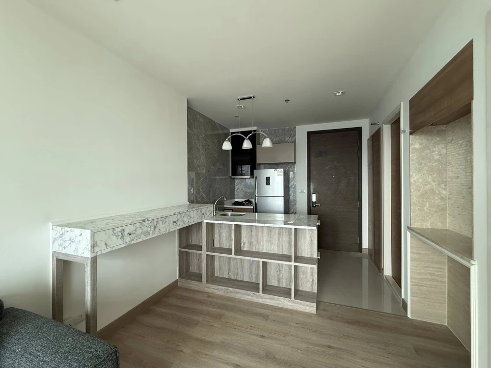 For rent: Rhythm Phahon-Ari. Spacious room with ample usable space, high-quality built-in marble wall cabinets, and stunning high-floor views.Book now