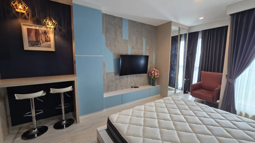 For rent: Rhythm Rangnam, fully furnished with built-in furniture, 12th floor, BTS view. This is a must-book!