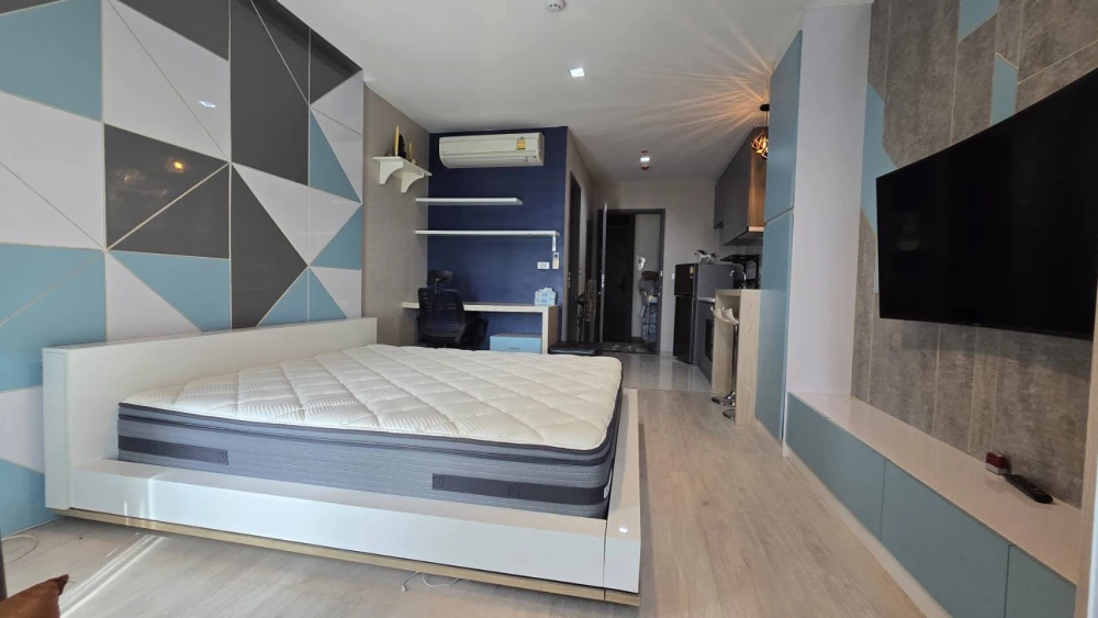 For rent: Rhythm Rangnam, fully furnished with built-in furniture, 12th floor, BTS view. This is a must-book!