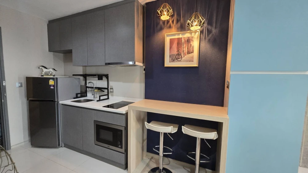 For rent: Rhythm Rangnam, fully furnished with built-in furniture, 12th floor, BTS view. This is a must-book!