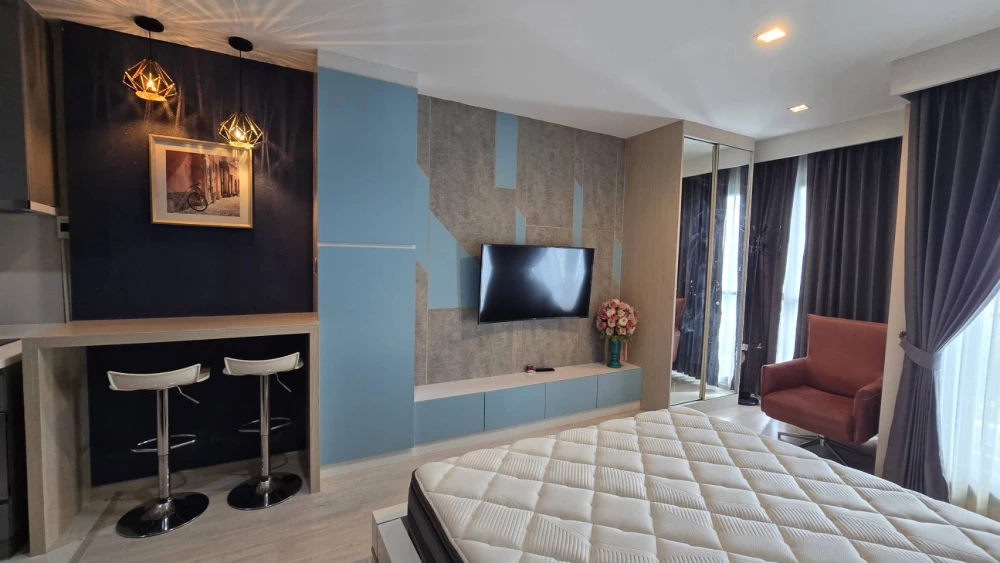 For rent: Rhythm Rangnam, fully furnished with built-in furniture, 12th floor, BTS view. This is a must-book!