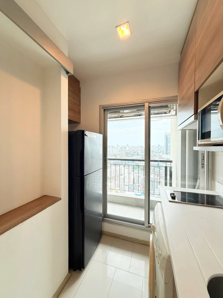 For rent: Rhythm Ratchada-Huaikhwang, 31st floor, fully furnished, very livable. Book now!