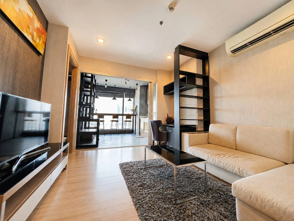 For rent: Rhythm Ratchada-Huaikhwang, high floor, Sky Kitchen unit with a Sky Bar in an Industrial Loft style, perfect for relaxing and enjoying the a
