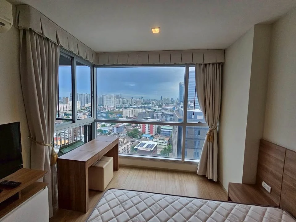 For rent: Rhythm Ratchada-Huaikhwang, a nice room, lots of usable space, comes with complete facilities, don't miss it.