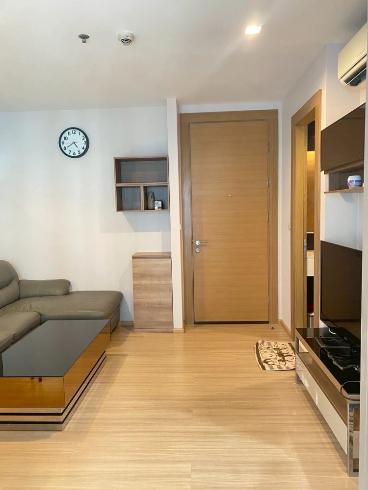 For rent: Rhythm Ratchada-Huaikhwang, a nice room with complete furniture and amenities. Don't miss it.