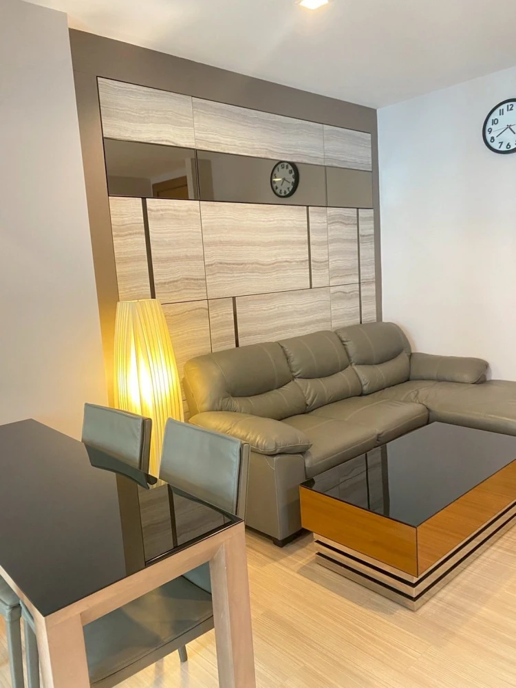 For rent: Rhythm Ratchada-Huaikhwang, a nice room with complete furniture and amenities. Don't miss it.