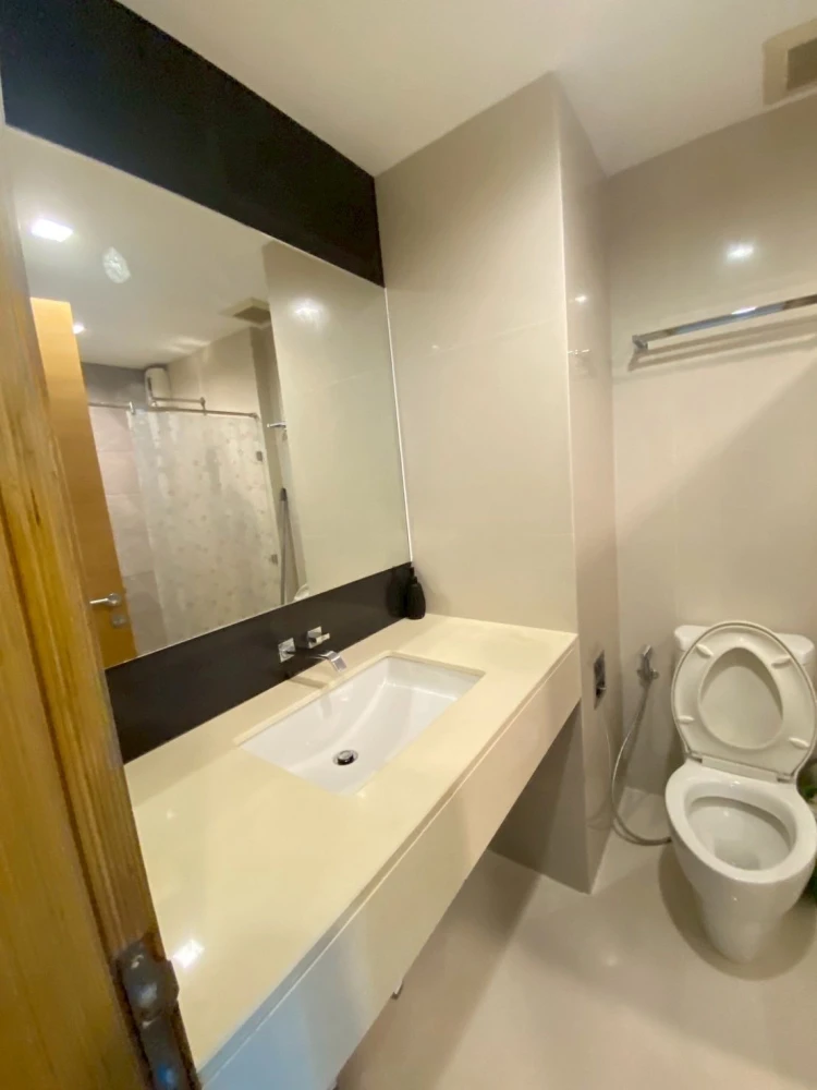 For rent: Rhythm Ratchada-Huaikhwang, a nice room with complete furniture and amenities. Don't miss it.