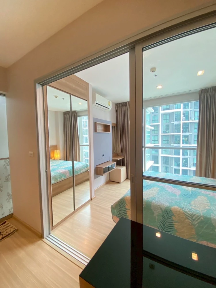 For rent: Rhythm Ratchada-Huaikhwang, a nice room with complete furniture and amenities. Don't miss it.
