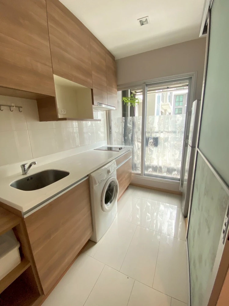For rent: Rhythm Ratchada-Huaikhwang, a nice room with complete furniture and amenities. Don't miss it.