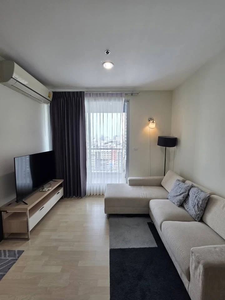 For rent: Rhythm Ratchada, spacious room, lots of usable space, with a stunning city view. Reserve now!