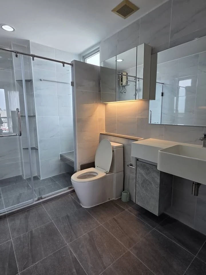 For rent: Rhythm Ratchada, spacious room, lots of usable space, with a stunning city view. Reserve now!