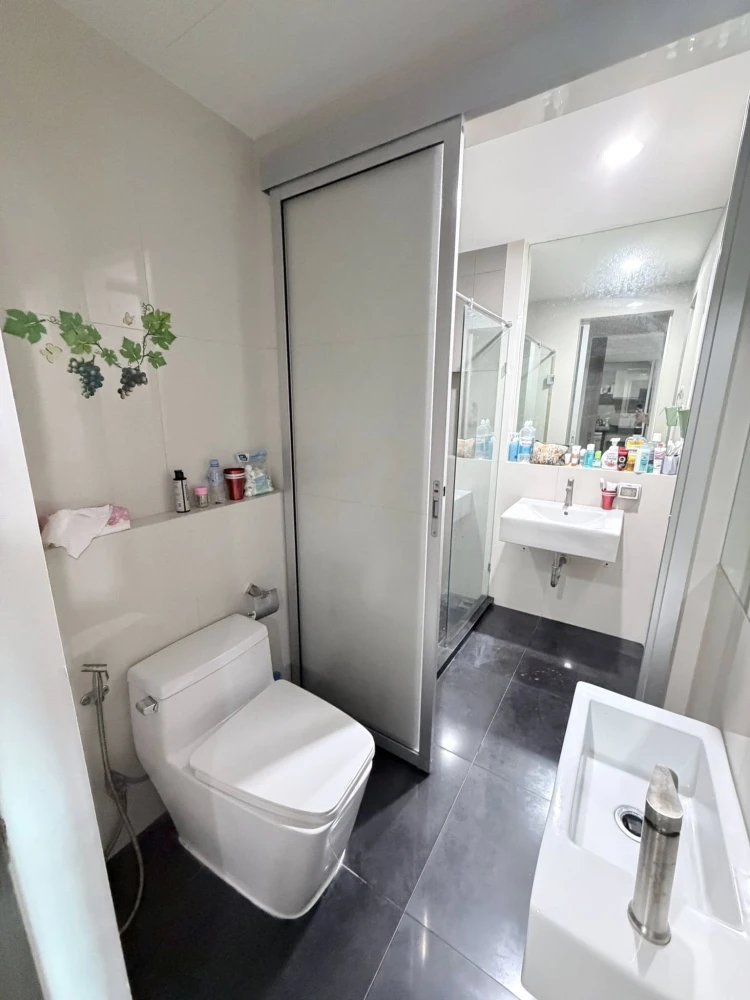 For rent: Rhythm Sathorn Narathiwas, ready-to-move-in unit on the 17th floor with high-floor views and complete amenities. Book now!