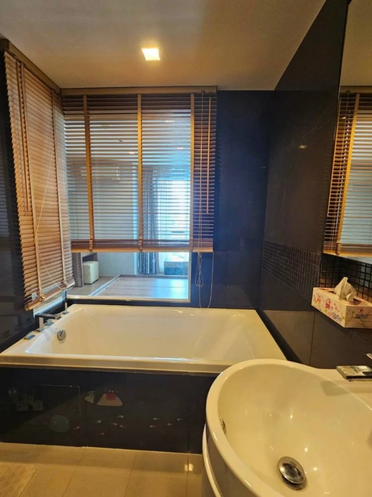 For rent: Rhythm Sathorn, 10th floor. A lovely, fully furnished unit. Book now! (Limited time offer!)