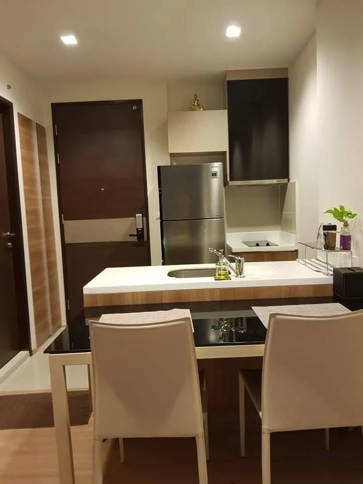 For rent: Rhythm Sathorn, 14th floor, nice room, fully furnished, interested, hurry and reserve now.