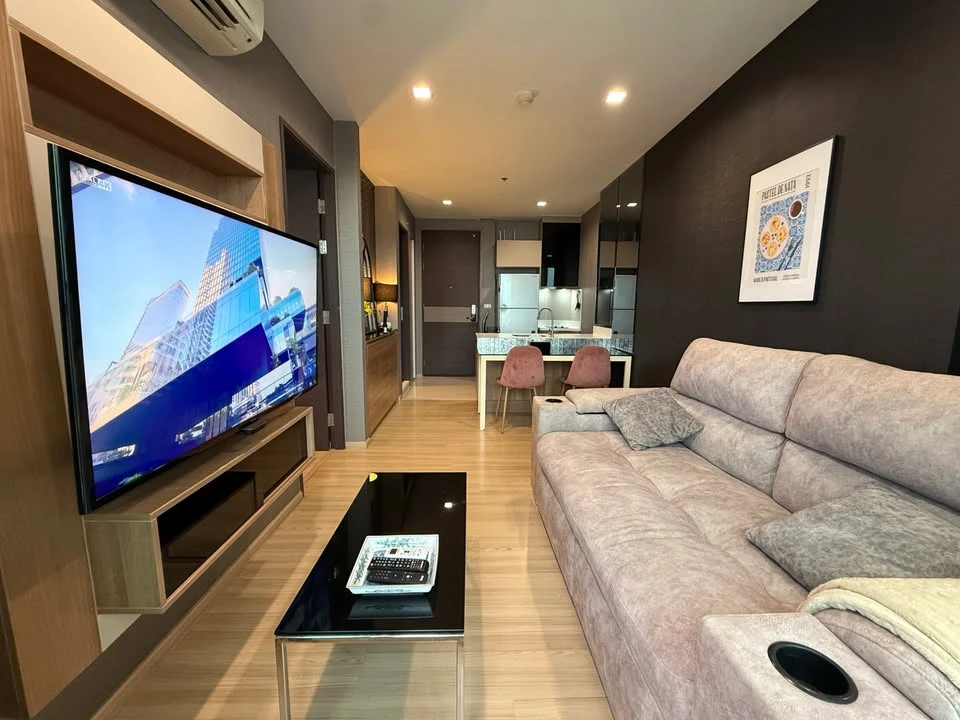 For rent: RHYTHM SATHORN, 29th floor, very high floor, river view, fully furnished. Just bring your belongings and move in.