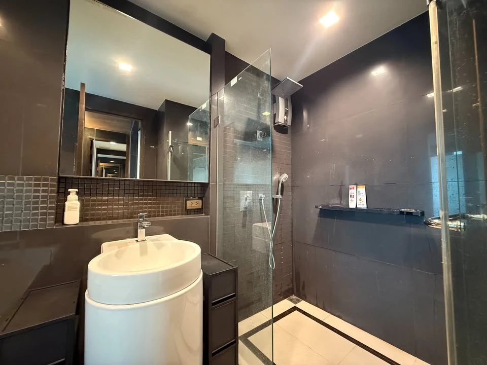 For rent: RHYTHM SATHORN, 29th floor, very high floor, river view, fully furnished. Just bring your belongings and move in.