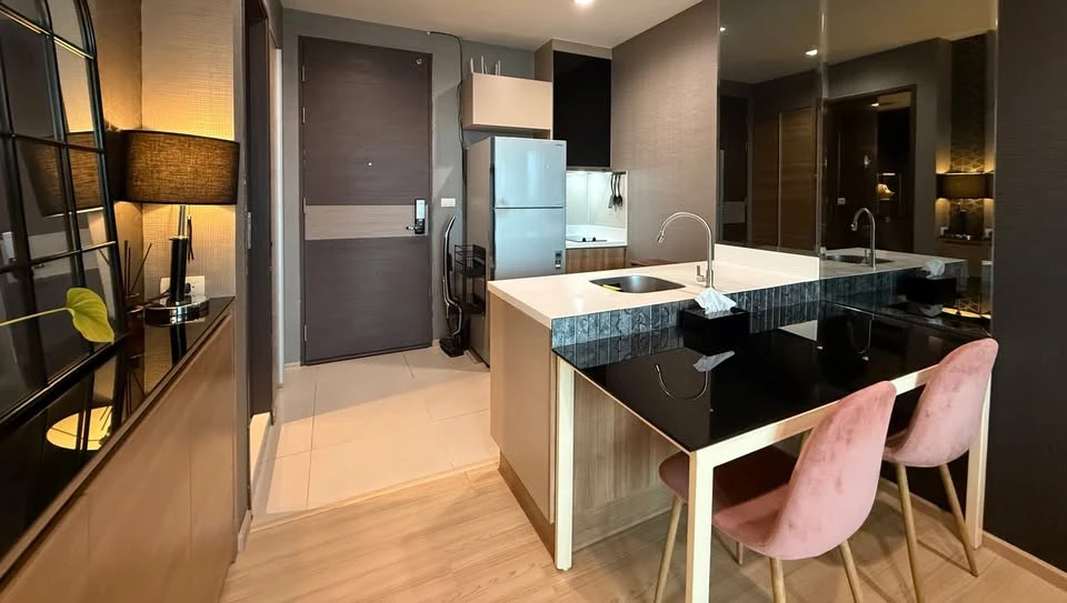For rent: RHYTHM SATHORN, 29th floor, very high floor, river view, fully furnished. Just bring your belongings and move in.
