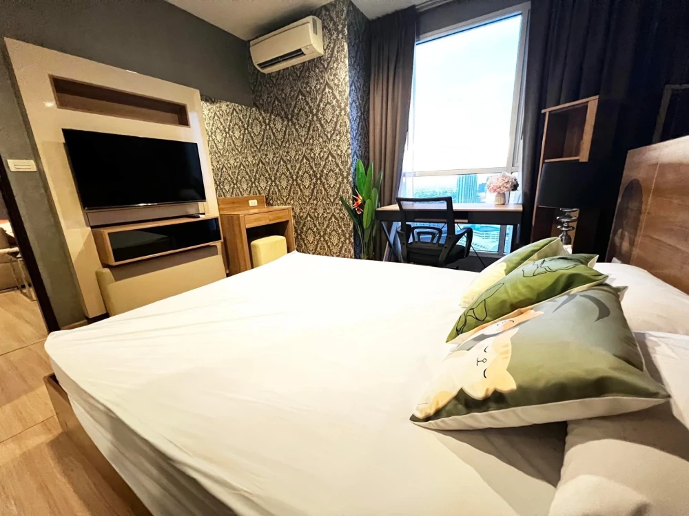 For rent: Rhythm Sathorn, 32nd floor. High floor, beautiful view, fully furnished, stunning, ready to move in.