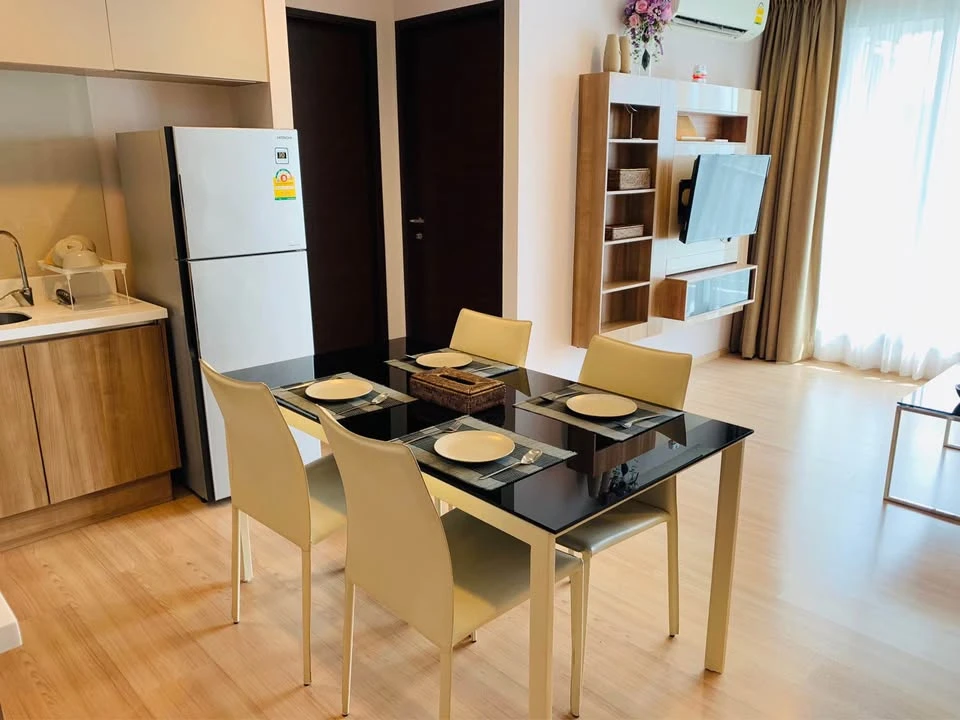 For rent: Rhythm Sathorn, spacious room, lots of space, fully furnished, Chao Phraya River view. If it's this good, you have to book it.