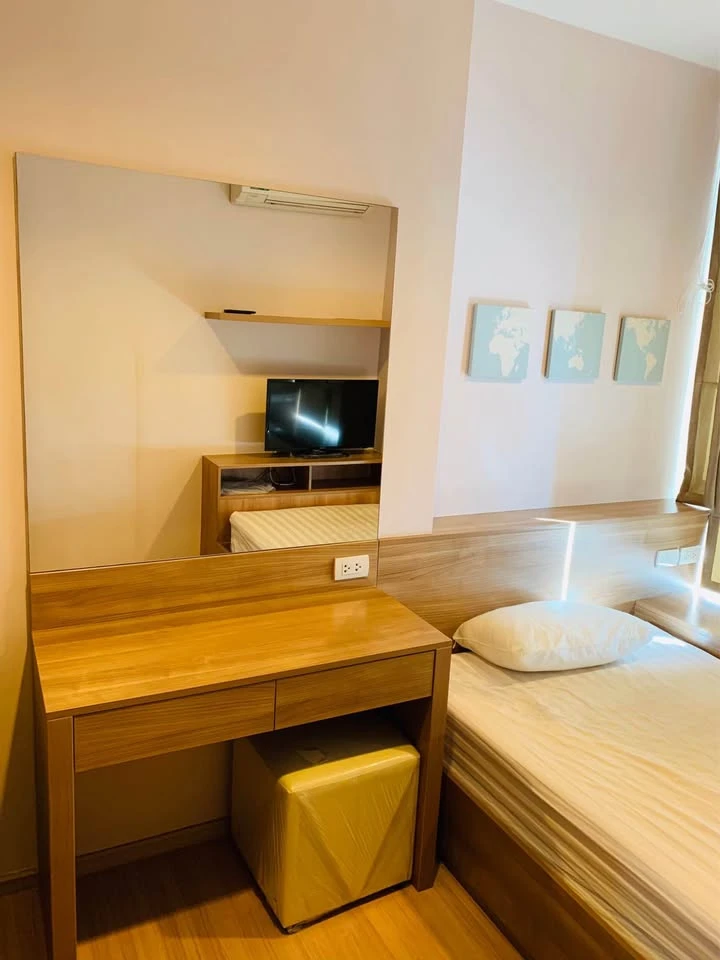 For rent: Rhythm Sathorn, spacious room, lots of space, fully furnished, Chao Phraya River view. If it's this good, you have to book it.