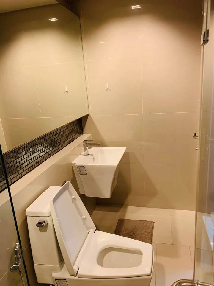 For rent: Rhythm Sathorn, spacious room, lots of space, fully furnished, Chao Phraya River view. If it's this good, you have to book it.