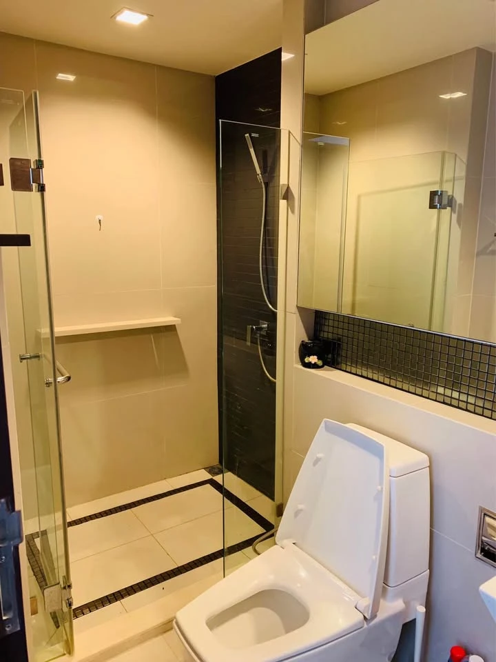 For rent: Rhythm Sathorn, spacious room, lots of space, fully furnished, Chao Phraya River view. If it's this good, you have to book it.