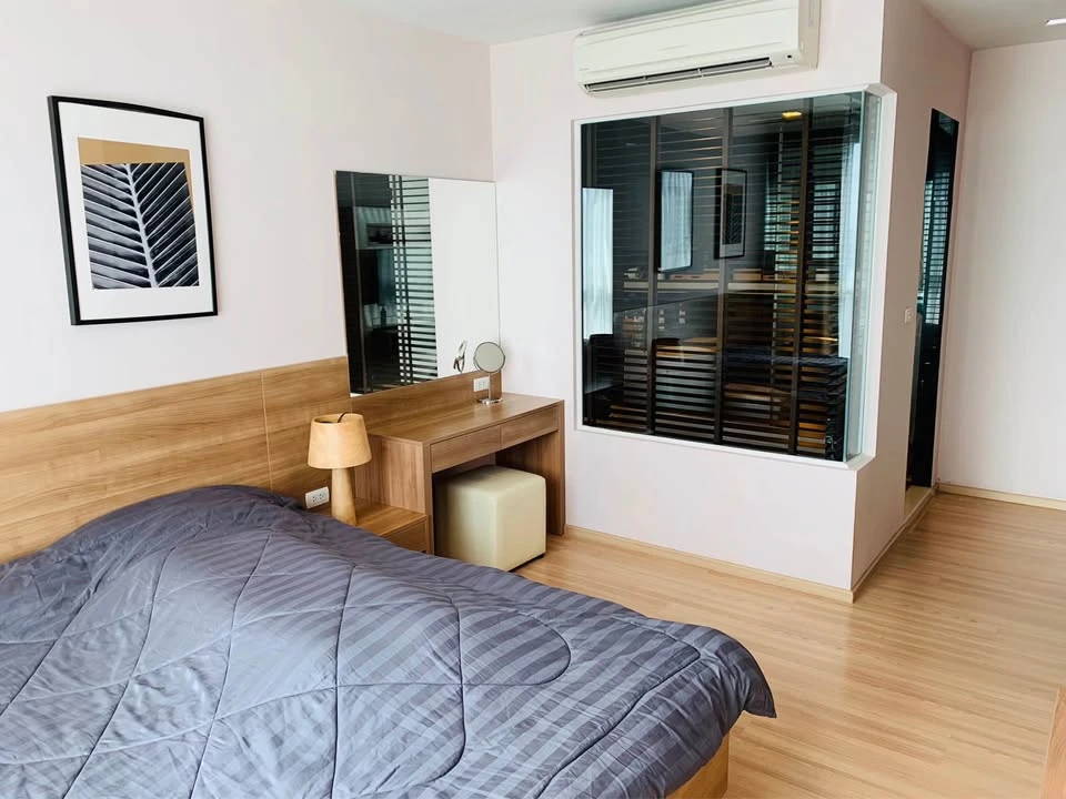For rent: Rhythm Sathorn, spacious room, lots of space, fully furnished, Chao Phraya River view. If it's this good, you have to book it.