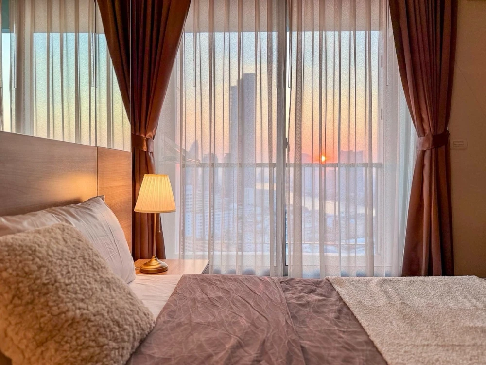 For rent: Rhythm Sathorn, stunningly decorated unit with high-quality built-in furniture, beautiful unblocked view. Don't miss out!
