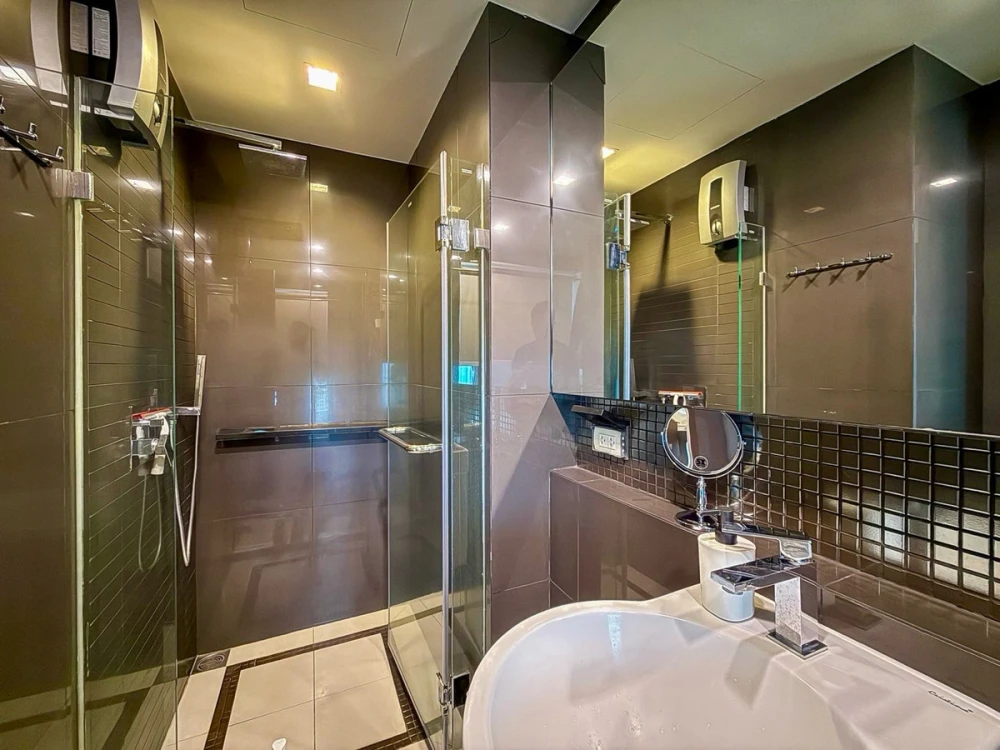 For rent: Rhythm Sathorn, stunningly decorated unit with high-quality built-in furniture, beautiful unblocked view. Don't miss out!