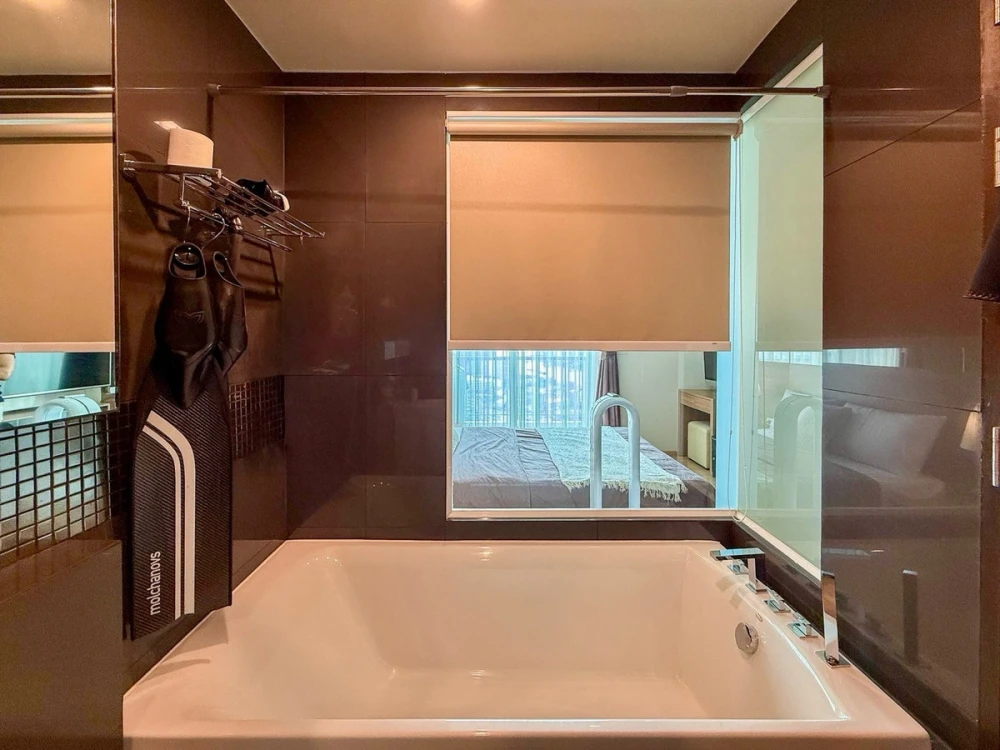 For rent: Rhythm Sathorn, stunningly decorated unit with high-quality built-in furniture, beautiful unblocked view. Don't miss out!