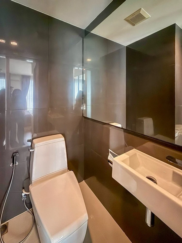 For rent: Rhythm Sathorn, stunningly decorated unit with high-quality built-in furniture, beautiful unblocked view. Don't miss out!