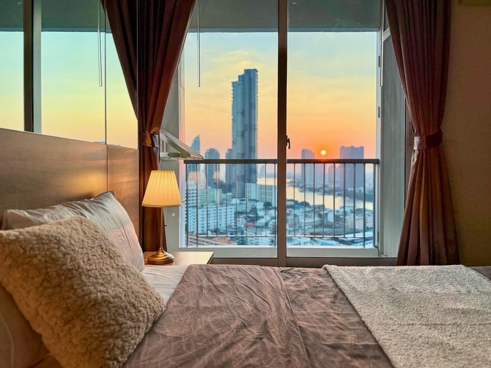 For rent: Rhythm Sathorn, stunningly decorated unit with high-quality built-in furniture, beautiful unblocked view. Don't miss out!