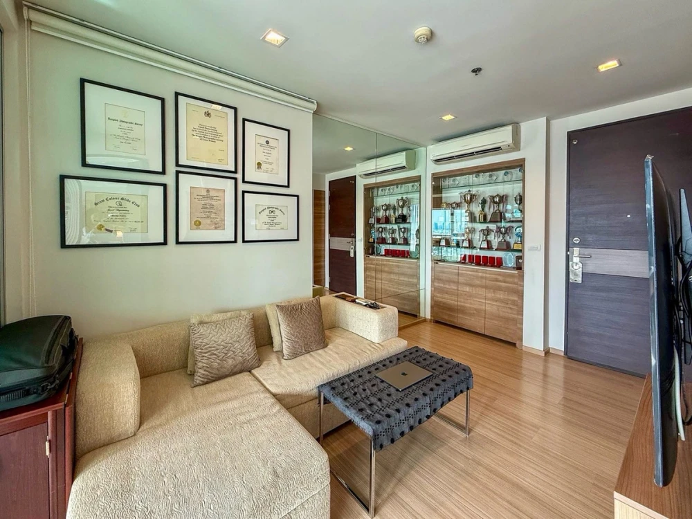For rent: Rhythm Sathorn, stunningly decorated unit with high-quality built-in furniture, beautiful unblocked view. Don't miss out!