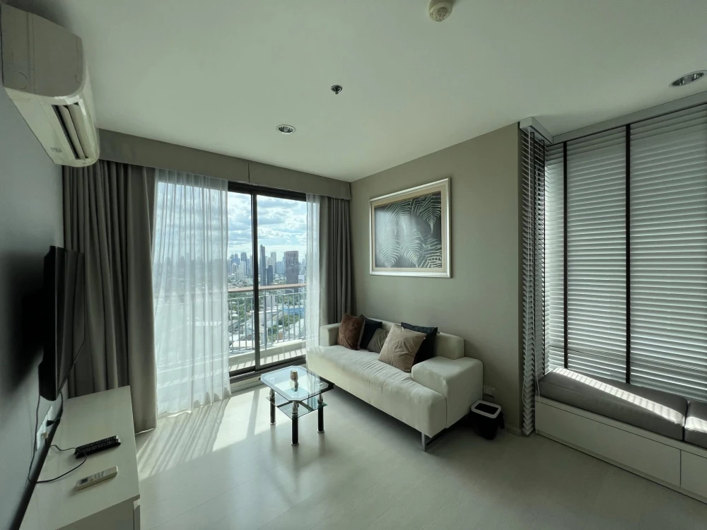 For rent: Rhythm Sukhumvit 42, 1 bedroom, 1 bathroom, spacious living area, stunning Chao Phraya River view. Book now!