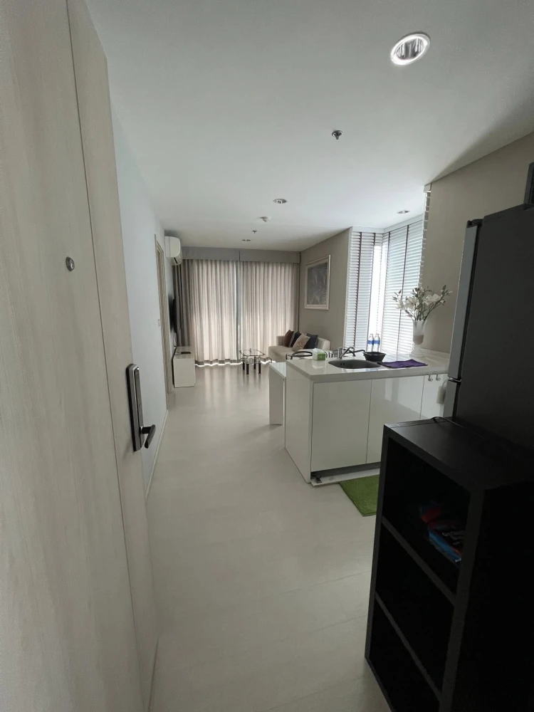 For rent: Rhythm Sukhumvit 42, 1 bedroom, 1 bathroom, spacious living area, stunning Chao Phraya River view. Book now!