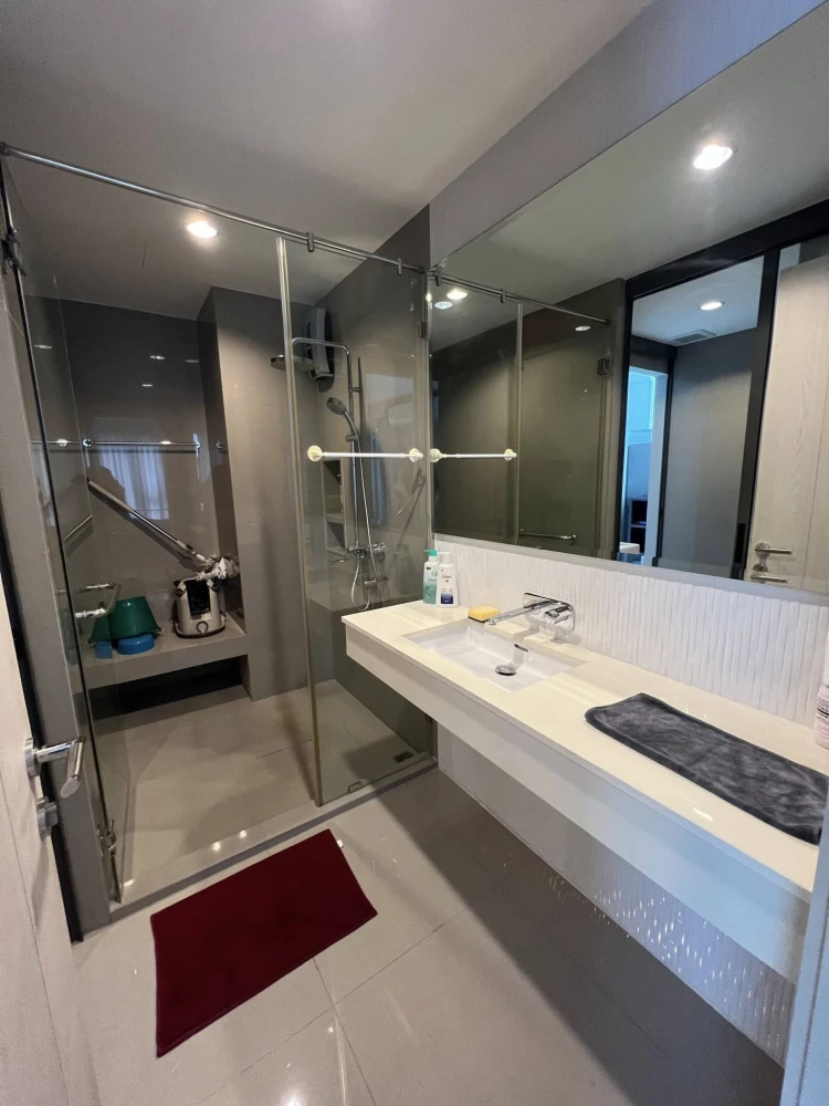 For rent: Rhythm Sukhumvit 42, 1 bedroom, 1 bathroom, spacious living area, stunning Chao Phraya River view. Book now!