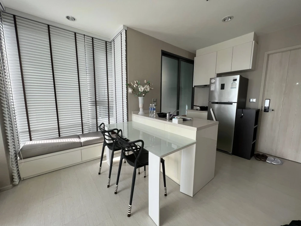 For rent: Rhythm Sukhumvit 42, 1 bedroom, 1 bathroom, spacious living area, stunning Chao Phraya River view. Book now!