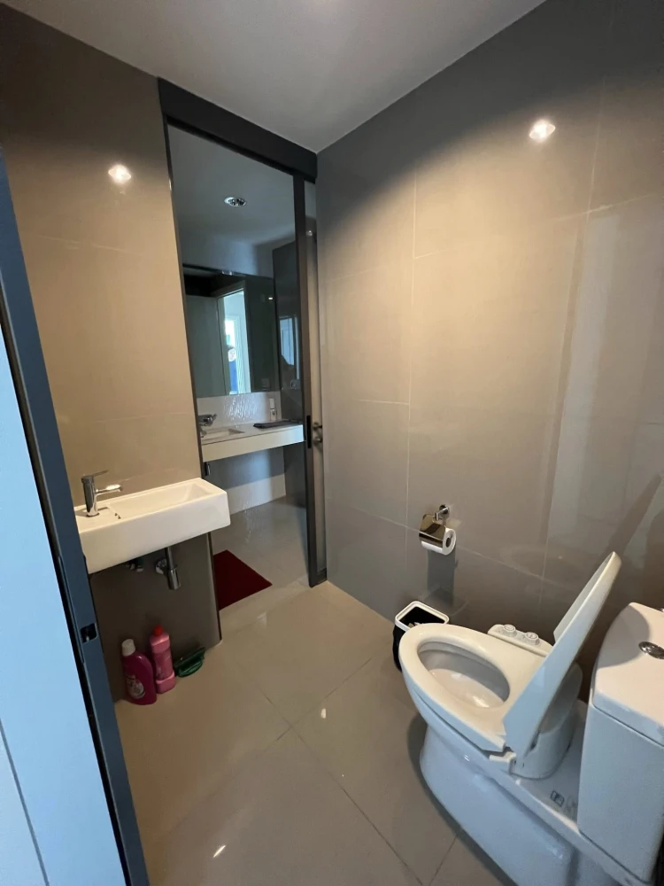 For rent: Rhythm Sukhumvit 42, 1 bedroom, 1 bathroom, spacious living area, stunning Chao Phraya River view. Book now!
