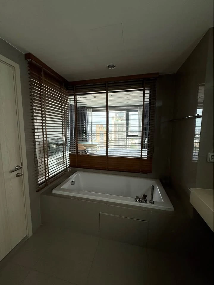 For rent: Rhythm Sukhumvit 42, 26th floor, quiet corner room, high floor, great atmosphere, hurry and reserve now!