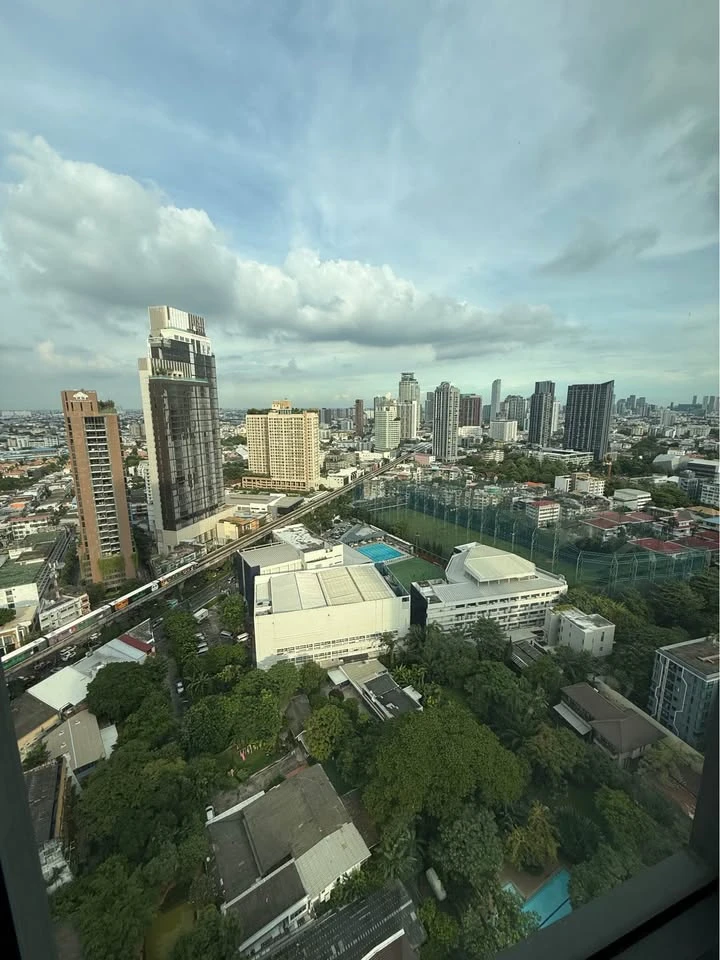 For rent: Rhythm Sukhumvit 42, 26th floor, quiet corner room, high floor, great atmosphere, hurry and reserve now!