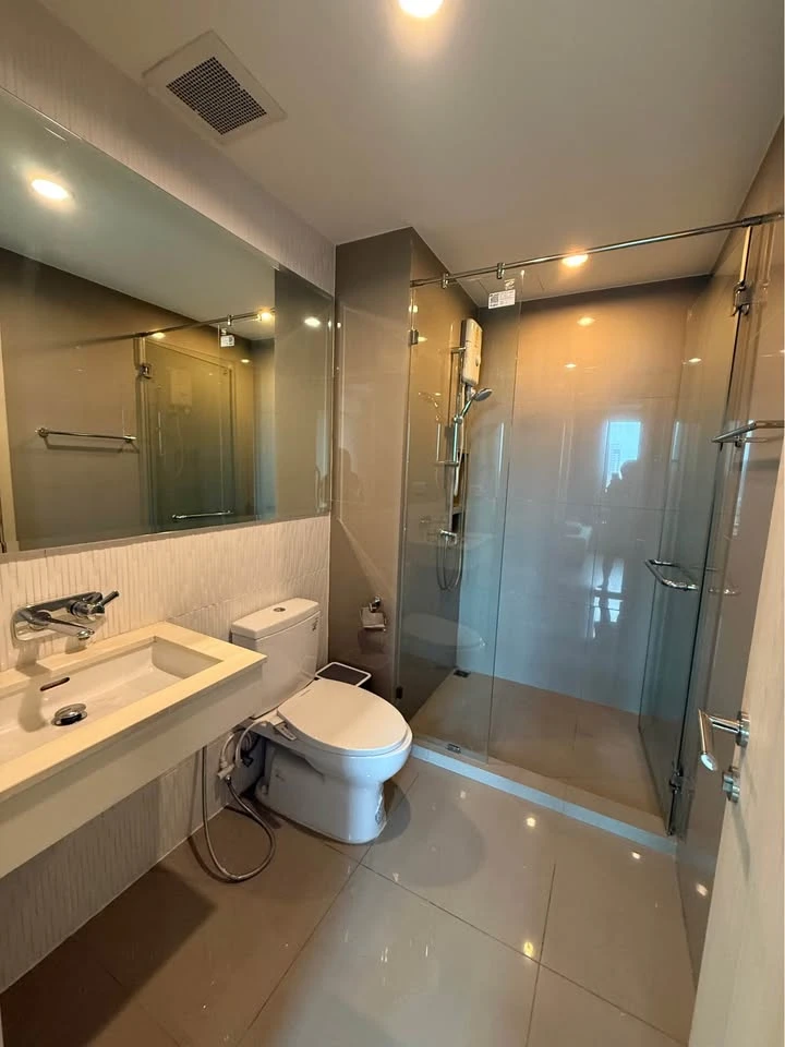 For rent: Rhythm Sukhumvit 42, 26th floor, quiet corner room, high floor, great atmosphere, hurry and reserve now!