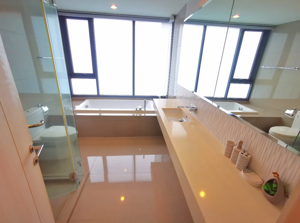 For rent: Rhythm Sukhumvit 42, fully furnished room, wallpapered throughout, lots of usable space, reserve now!