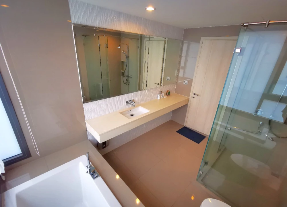 For rent: Rhythm Sukhumvit 42, fully furnished room, wallpapered throughout, lots of usable space, reserve now!