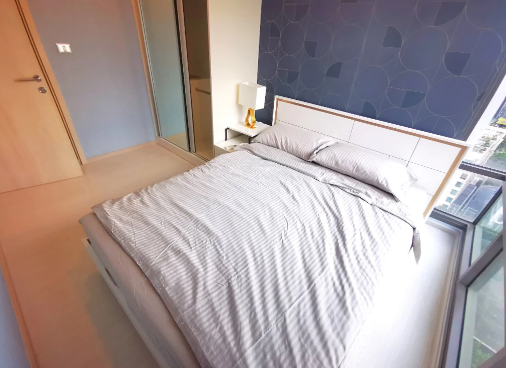 For rent: Rhythm Sukhumvit 42, fully furnished room, wallpapered throughout, lots of usable space, reserve now!