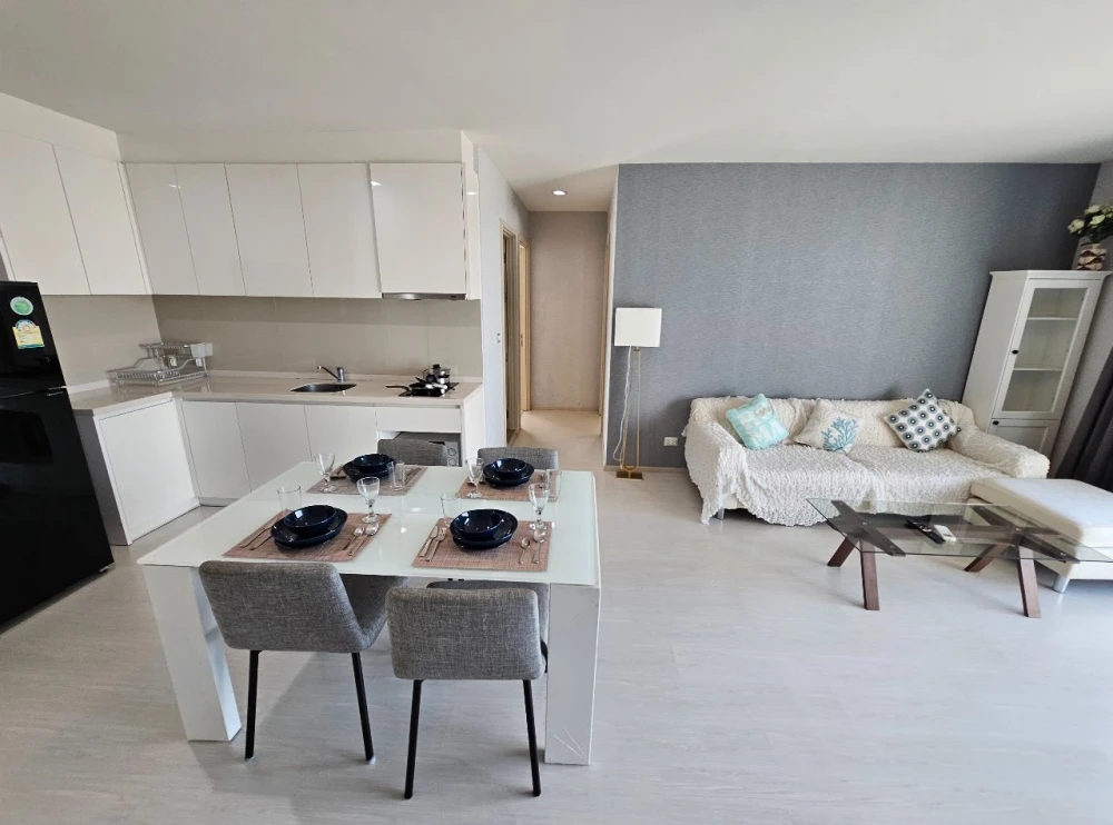 For rent: Rhythm Sukhumvit 42, fully furnished room, wallpapered throughout, lots of usable space, reserve now!