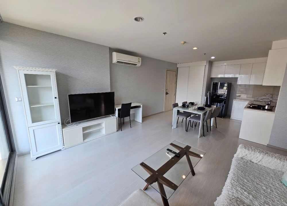 For rent: Rhythm Sukhumvit 42, fully furnished room, wallpapered throughout, lots of usable space, reserve now!