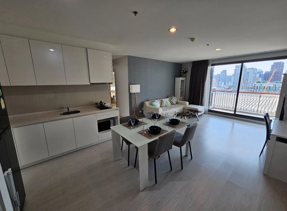 For rent: Rhythm Sukhumvit 42, fully furnished room, wallpapered throughout, lots of usable space, reserve now!
