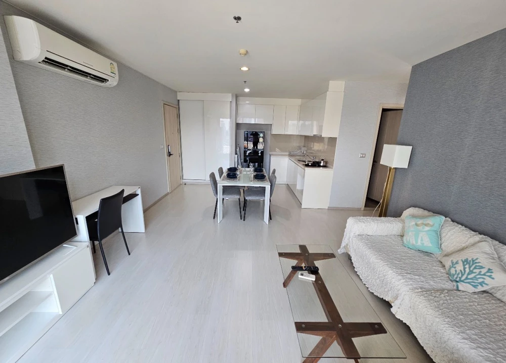 For rent: Rhythm Sukhumvit 42, fully furnished room, wallpapered throughout, lots of usable space, reserve now!