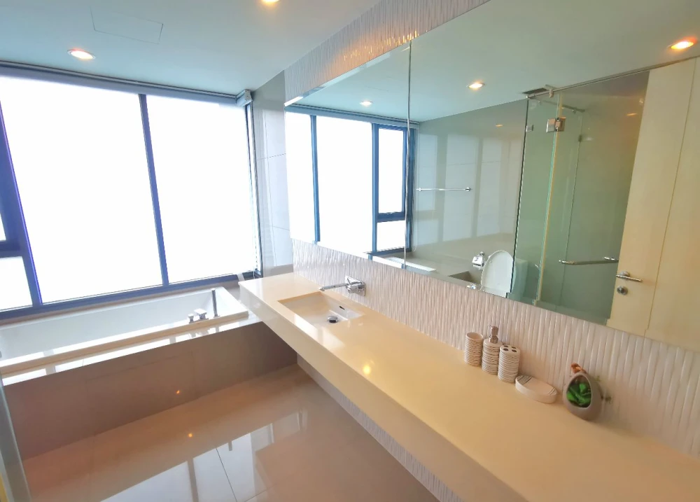 For rent: Rhythm Sukhumvit 42, fully furnished room, wallpapered throughout, lots of usable space, reserve now!